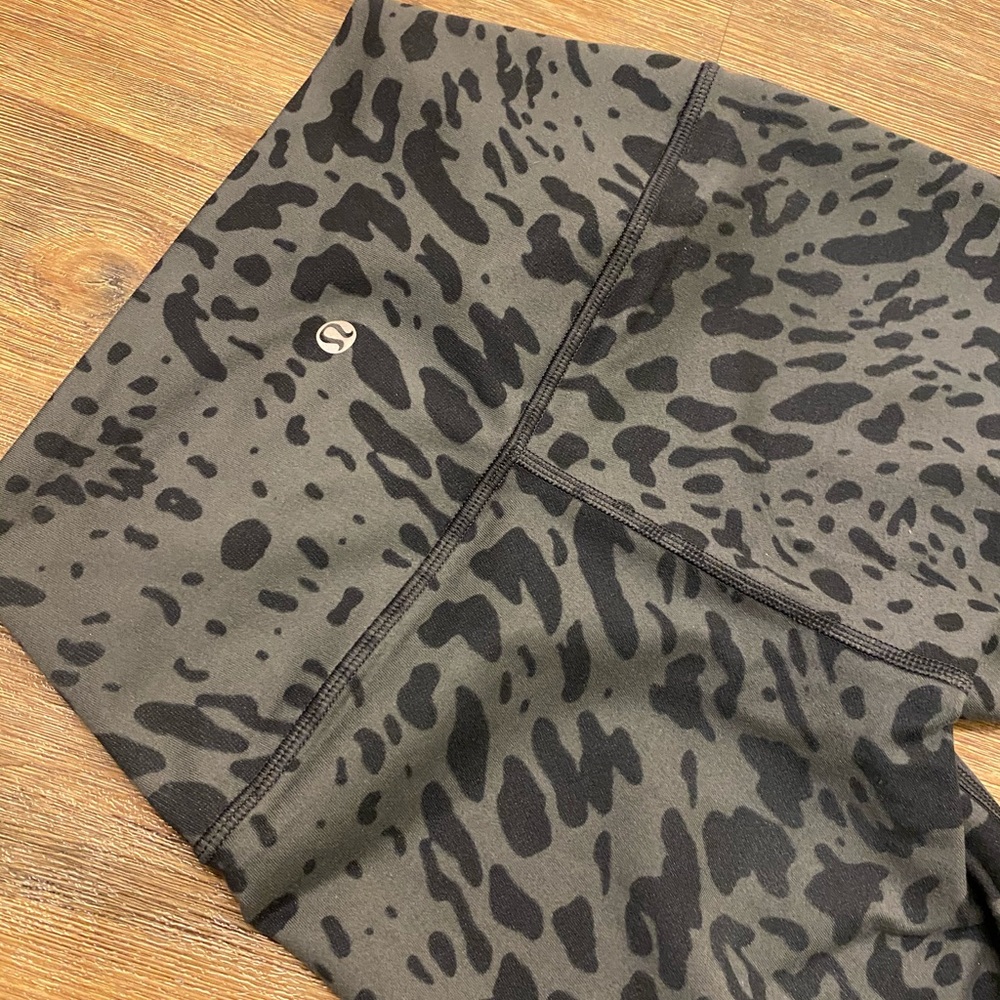 Lululemon size 4